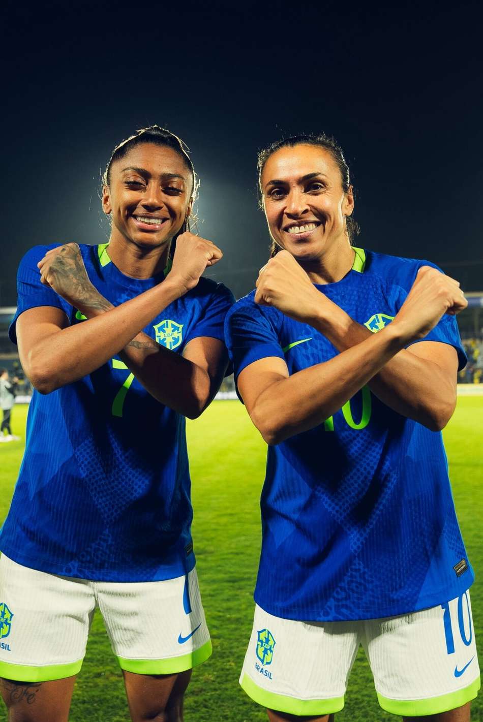 Kerolin e Marta fazem X em jogo da Seleção feminina, em homenagem à filha de Luís Enrique. (Foto: Reprodução)