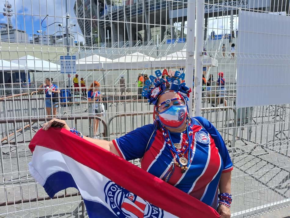 Mamusca, torcedora símbolo do Bahia, acompanha futebol feminino. (Foto: Rafael Carmo)