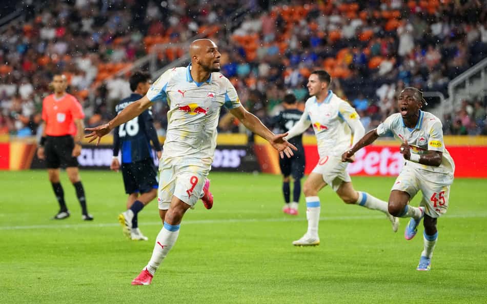 MELHORES MOMENTOS: Com longa paralisação, RB Salzburg bate Pachuca e lidera grupo do Real Madrid