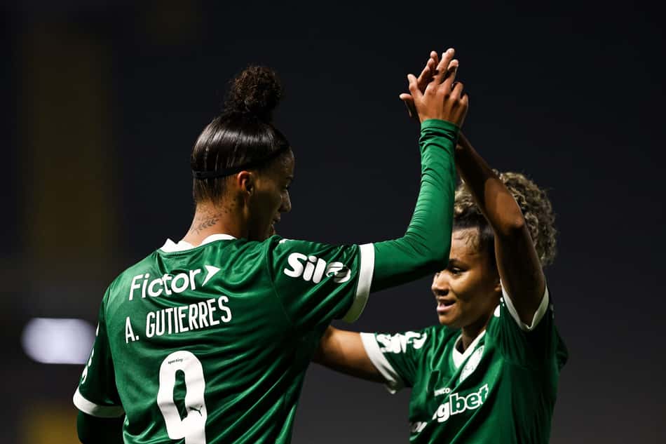 Amanda Gutierres chegou a 13 gols no Brasileirão feminino. Lelê marcou o primeiro gol do Fluminense feminino no jogo. (Foto: Staff Images Woman/CBF)
