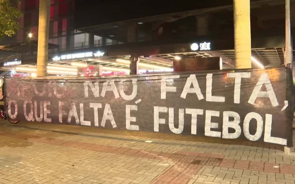 Torcida do Athletico protesta na Arena da Baixada: 'Elenco de centavos'