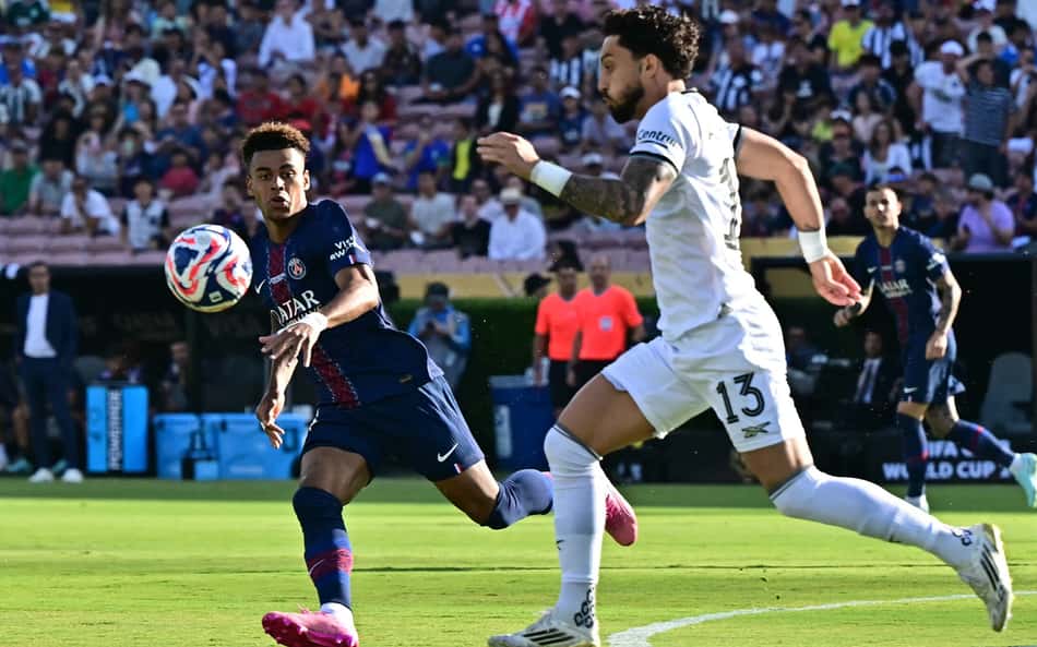 Alex Telles em ação no jogo do Botafogo contra o PSG pelo Mundial de Clubes