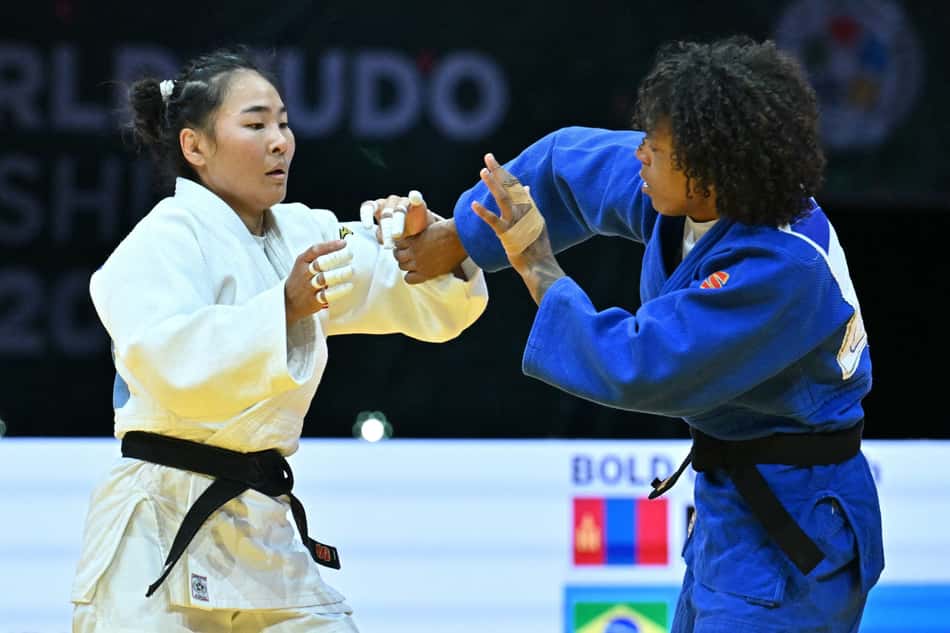 Rafaela Silva e Bold Gankhaich em disputa pelo bronze do Mundial de Judô (Foto: Attila KISBENEDEK / AFP)