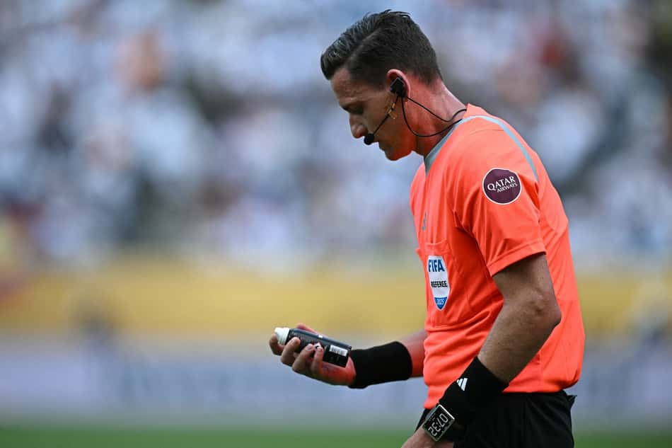 Ramon Abatti Abel no apito do confronto entre Real Madrid e Pachuca, pelo Mundial de Clubes (Foto: Paul Ellis/AFP)