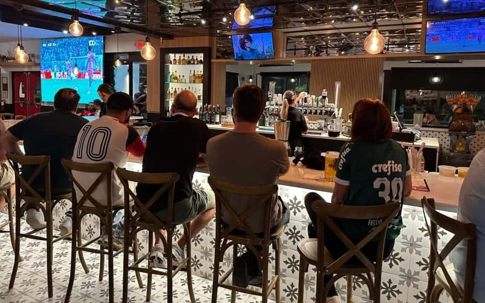 Rivalidade entre torcedores de Flamengo e Palmeiras agita restaurante nos EUA; veja