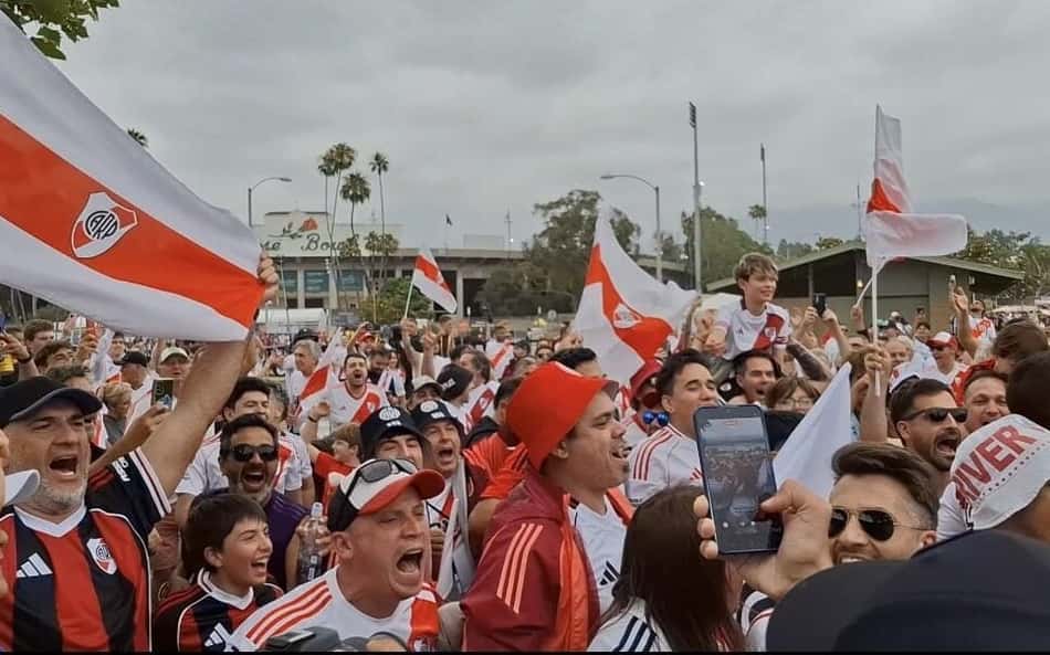 Torcida do River Plate faz fezta na esplanada em frente ao Rose Bowl