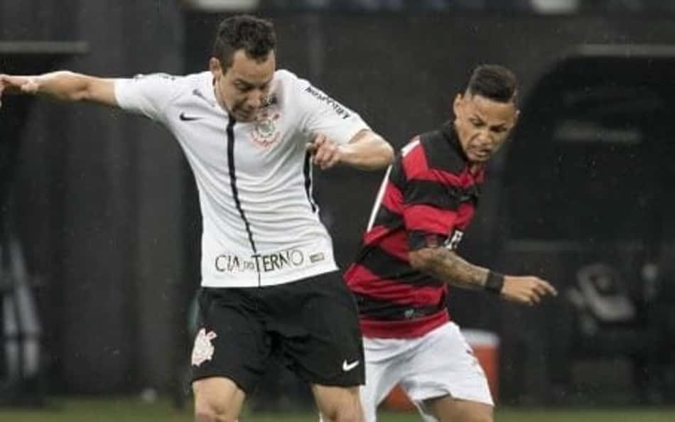 Rodriguinho e Neílton disputam bola em Corinthians x Vitória, pelo Brasileirão 2017 Foto: Divulgação