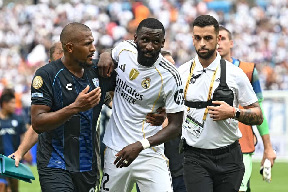 Antonio Rüdiger é contido por Salomón Rondón após possível caso de racismo em Real Madrid x Pachuca (Foto: Paul Ellis/AFP)