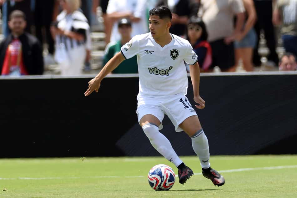 Savarino teve a bola do jogo em Botafogo x Atlético de Madrid, mas desperdiçou