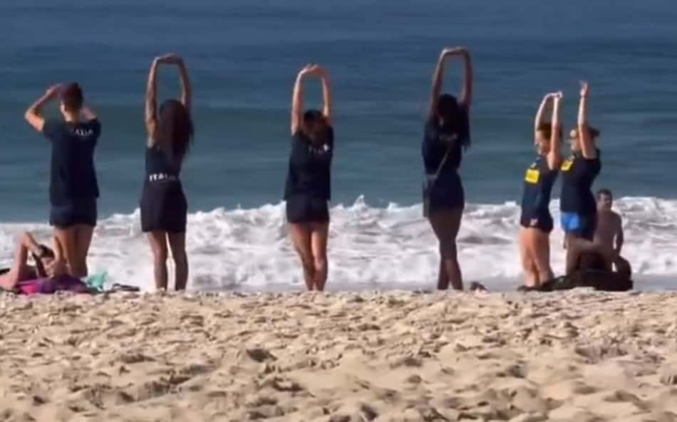 Seleção da Itália em praia do Rio de Janeiro (Foto: Reprodução / X)