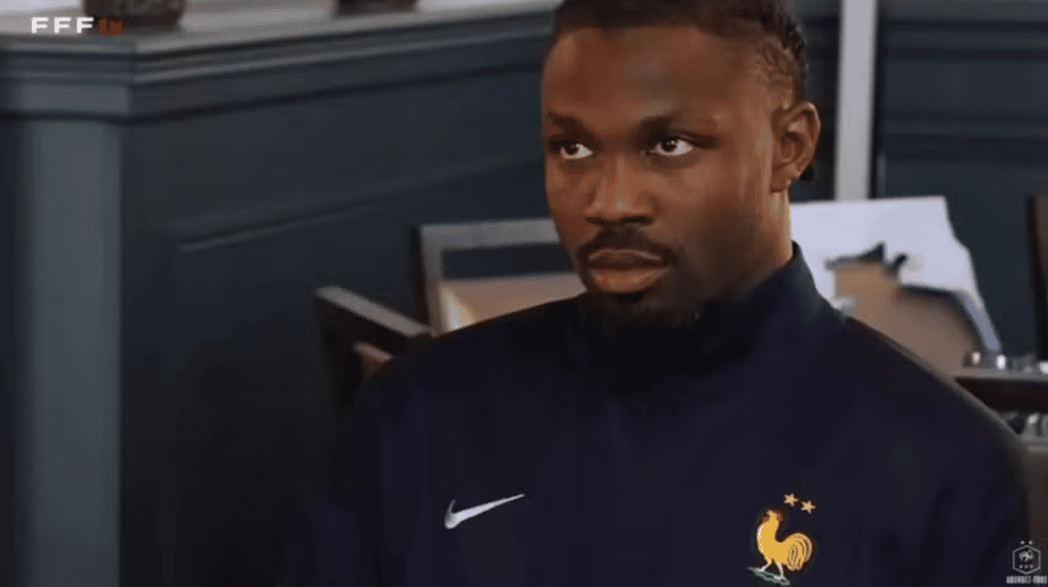 Reação de Thuram após fala do técnico e risada de Mbappé