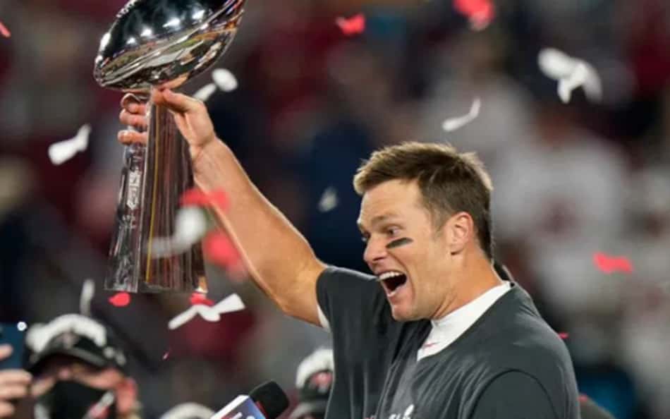 Tom Brady quebra troféu do Super Bowl em tentativa de recriar cena icônica