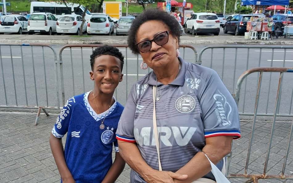 Tia e sobrinho, torcedores do Bahia, acompanham jogo do Bahia feminino na Fonte Nova. (Foto: Rafael Carvalho)