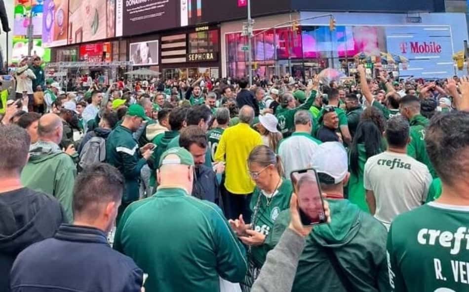 Torcida do Palmeiras invade Times Square e faz festa em Nova York; veja vídeo