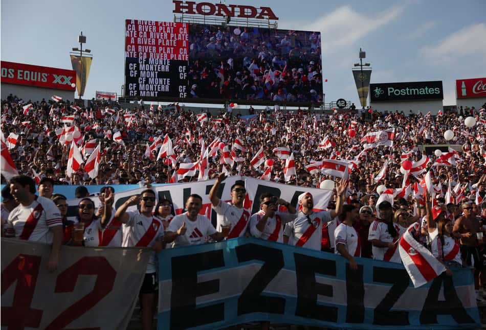 Torcedores do River Plate fizeram a habitual festa no Rose Bowl