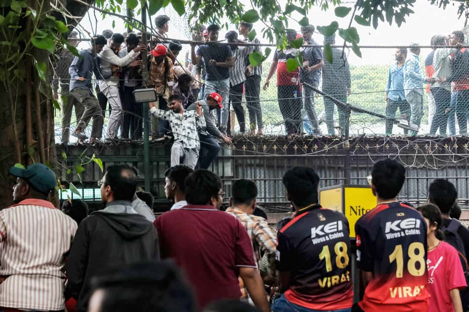 Torcedores no tumulto em jogo de críquete em Bengaluru (foto: AFP)