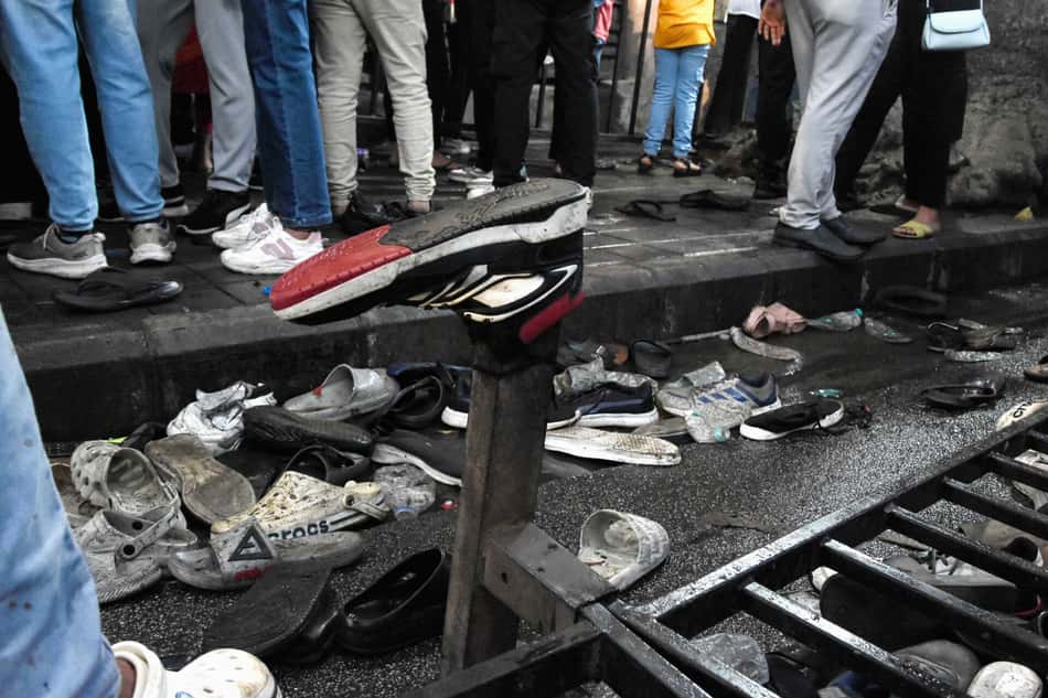 Sapatos das vítimas abandonados após tumulto em partida de críquete em Bengaluru (foto: AFP)
