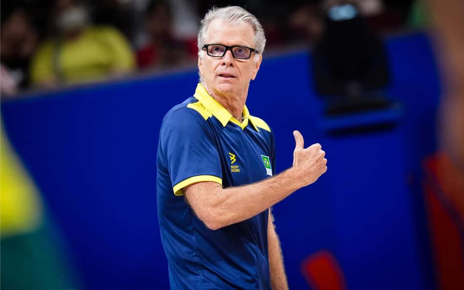Bernardinho, o técnico da Seleção Brasileira, na quadra (Foto: FIVB)
