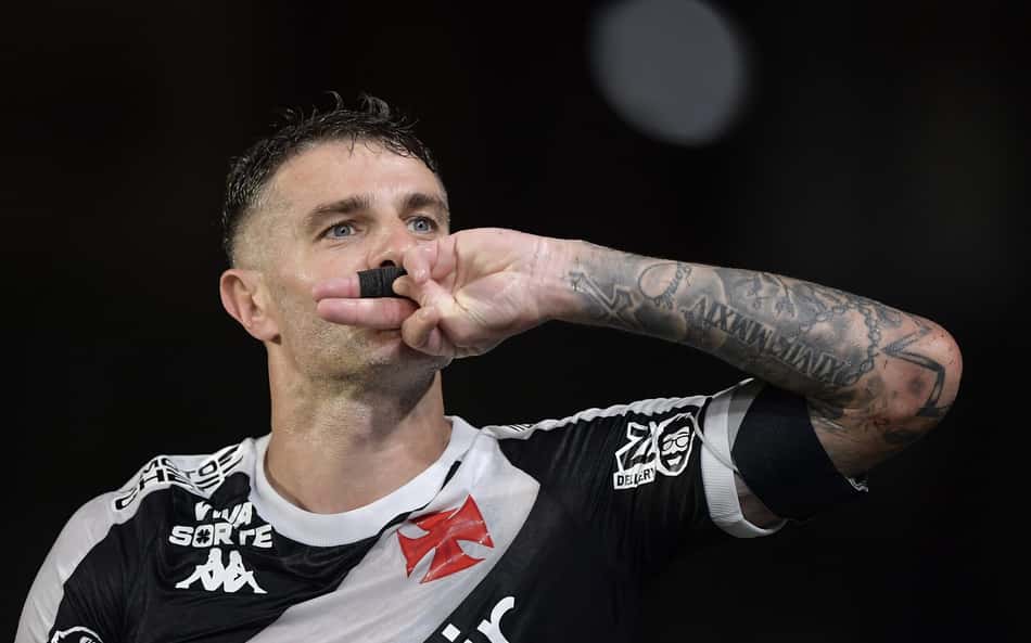 Vegetti comemora gol no jogo do Vasco contra o Fortaleza