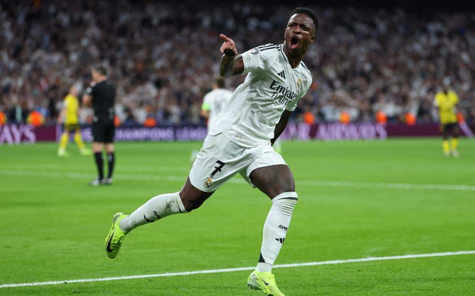 Vini Júnior comemora gol no jogo do Real Madrid contra o Borussia pela Champions League