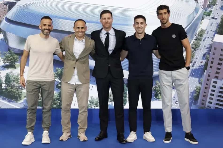 Xabi Alonso e sua comissão técnica no Real Madrid