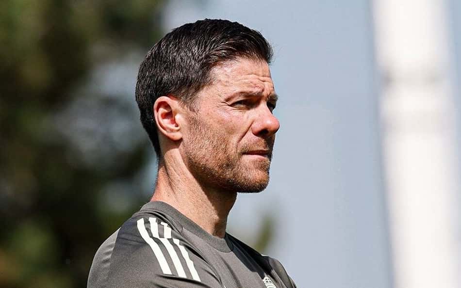 Xabi Alonso compara atacante a ídolo do Real Madrid: 'Me lembra o Raúl'