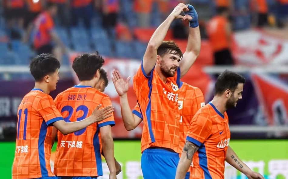 Atacante brasileiro brilha com dois gols e assume artilharia na China