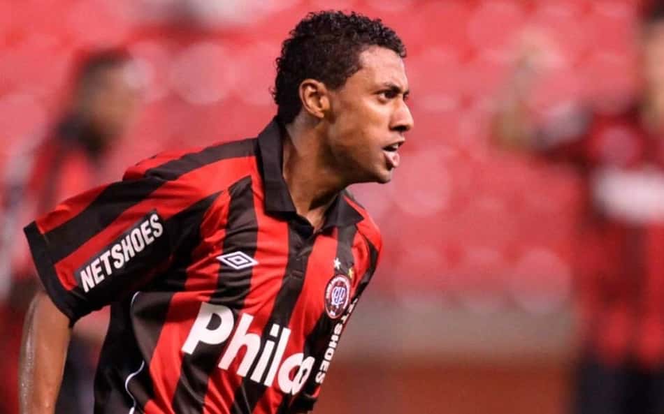 Kleberson defende zagueiro estreante que falhou em empate do Athletico: 'Cabeça erguida'