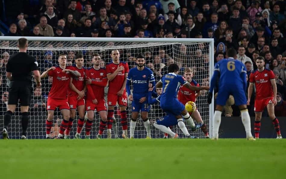 Sterling cobra falta pelo Chelsea em jogo da FA Cup