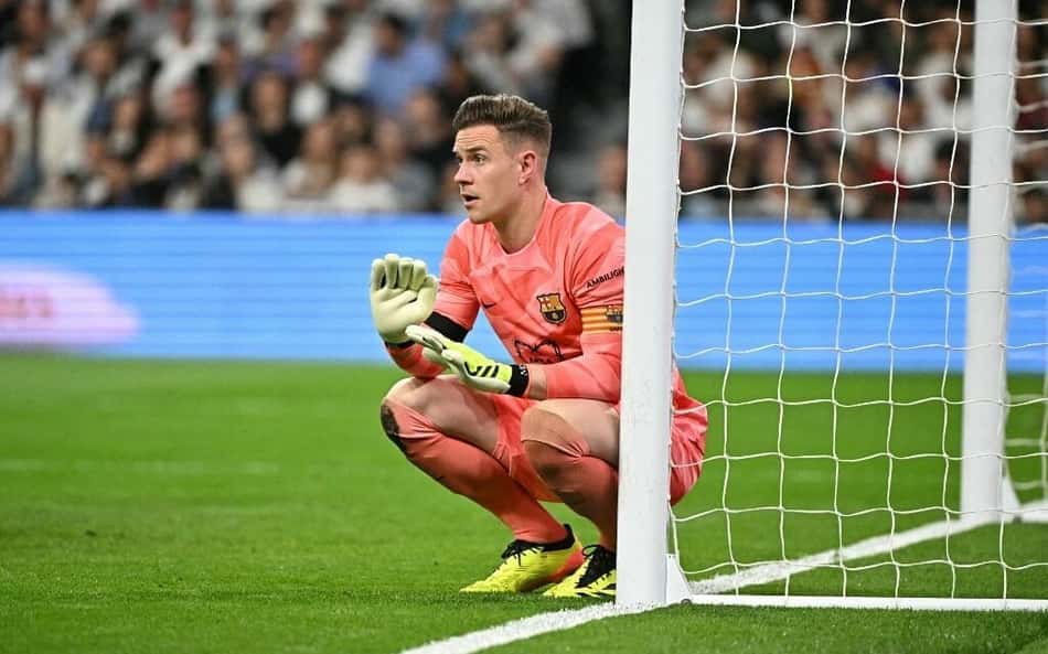 Ídolo do Barcelona faz cirurgia na coluna e é baixa por tempo indeterminado