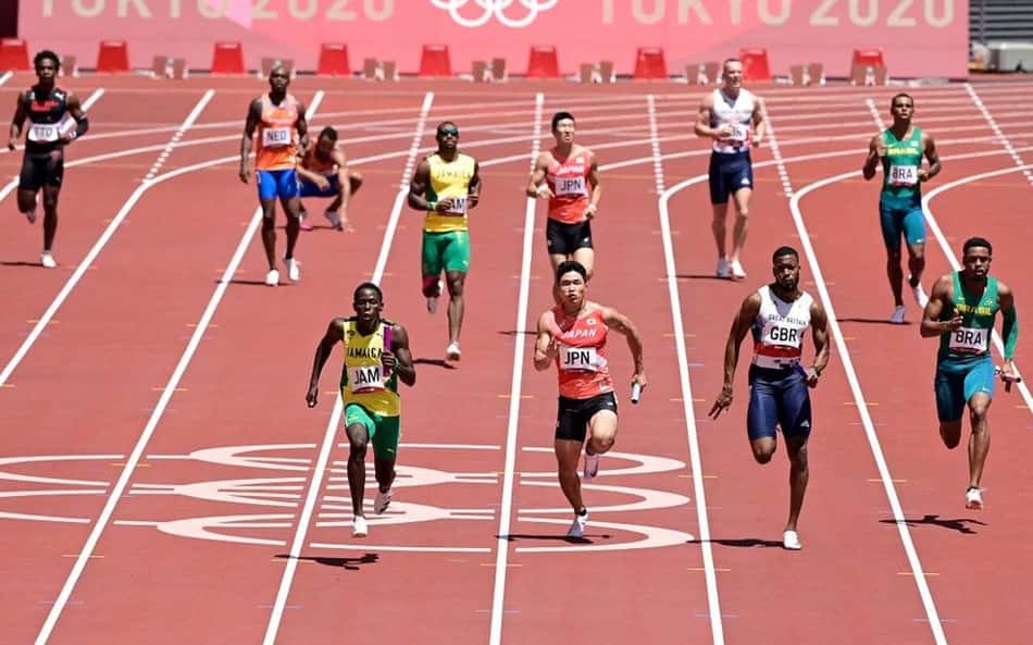 Como funciona a zona de revezamento no atletismo? Veja quando a troca do bastão é válida