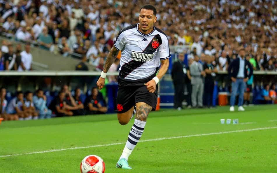 Lembra dele? Clayton se despede do Vasco após vínculo encerrar oficialmente