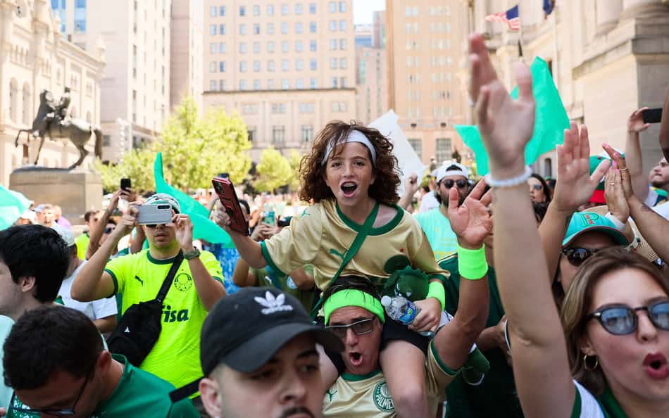 Torcida do Palmeiras se reúne no City Hall antes do duelo contra o Chelsea
