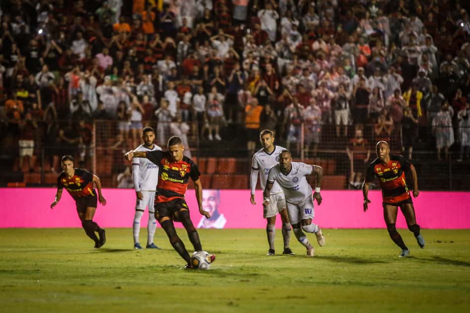 Juba bate pênalti contra o Bahia (Foto: Rafael Bandeira)
