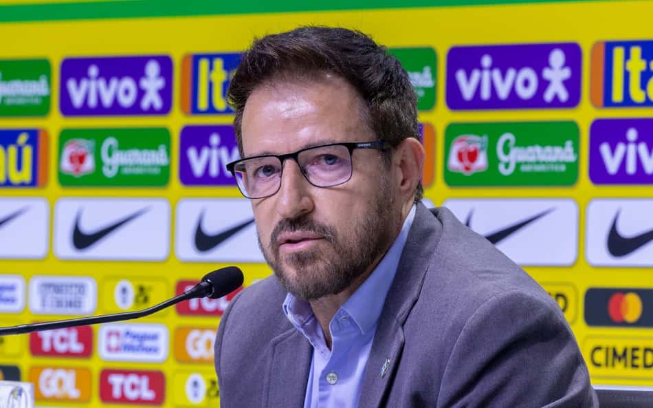 Ramon Menezes, técnico da Seleção sub-20, assiste a amistoso entre Flamengo e Bayer