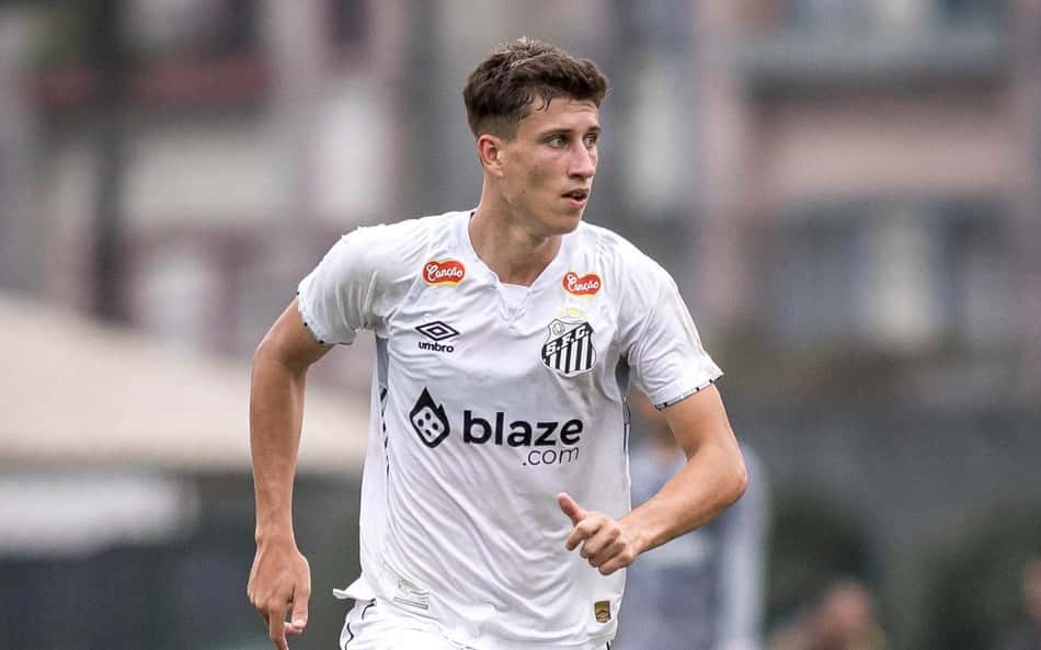 Batedor de pênaltis, lateral Gabriel Simples apresenta cartilhas no Sub-20 e mira o profissional do Santos