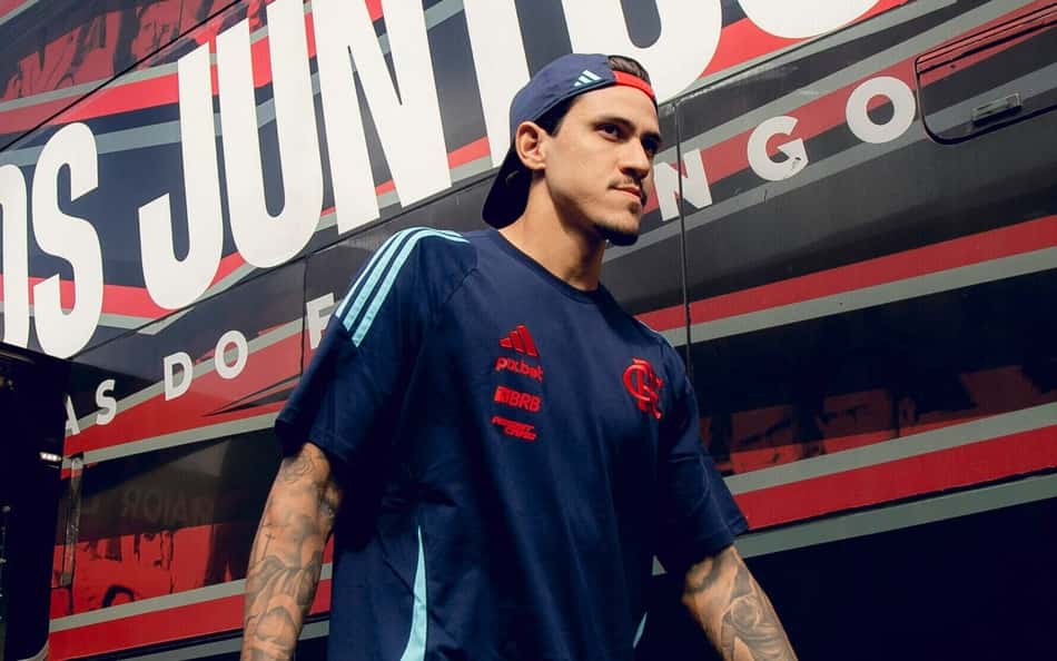 Pedro durante embarque do Flamengo (Foto: Adriano Fontes/Flamengo)