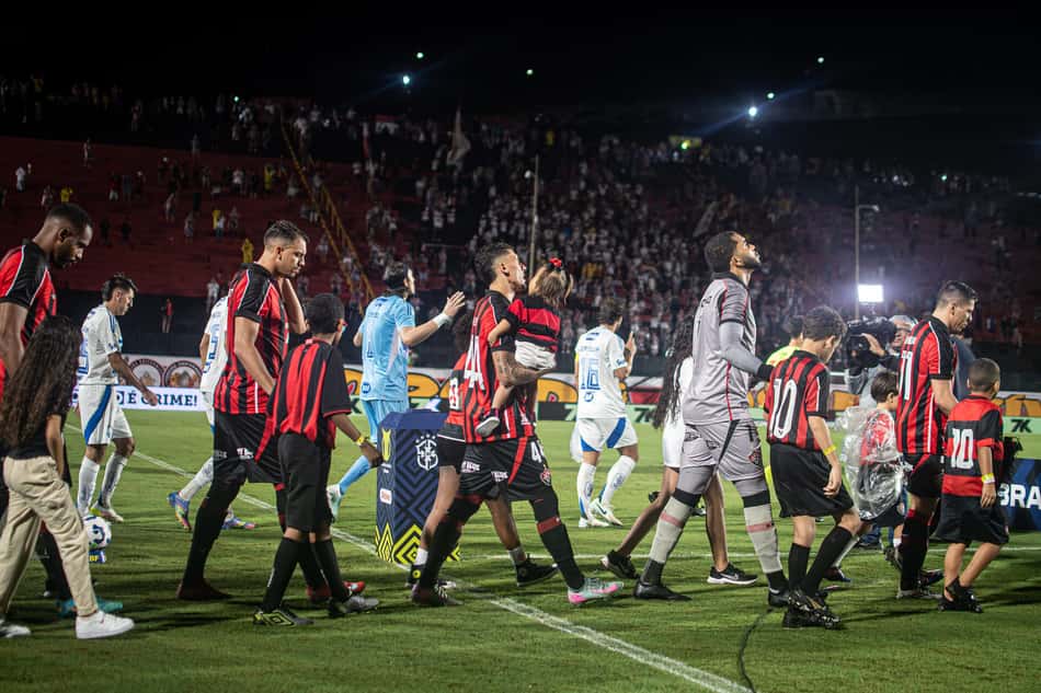 Jogadores do Vitória entram em campo para enfrentar o Cruzeiro, no Brasileirão (Foto: Victor Ferreira / EC Vitória)