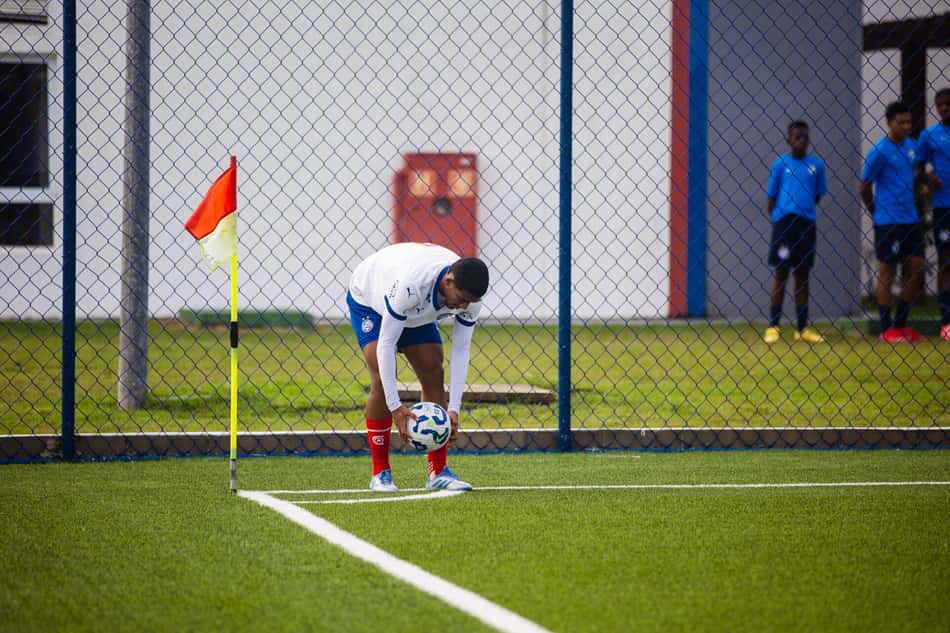 Atleta em cobrança de escanteio pelo Bahia no CT Evaristo de Macedo (Foto: Letícia Martins / EC Bahia)