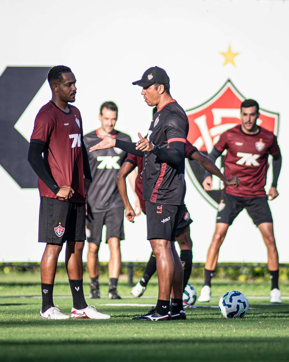 Carpini conversa em separado com o domínio atual (Foto: Victor Ferreira / EC Vitória)