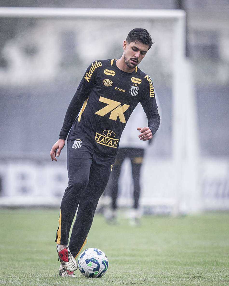 João Basso tem 32 jogos e dois gols marcados pelo Santos. (Foto: Raul Baretta/ Santos FC)