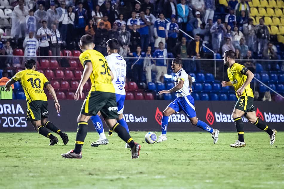 Volante Lucas Romero, do Cruzeiro, em jogo contra o Defensa y Justicia (Foto: Gustavo Aleixo/Cruzeiro)