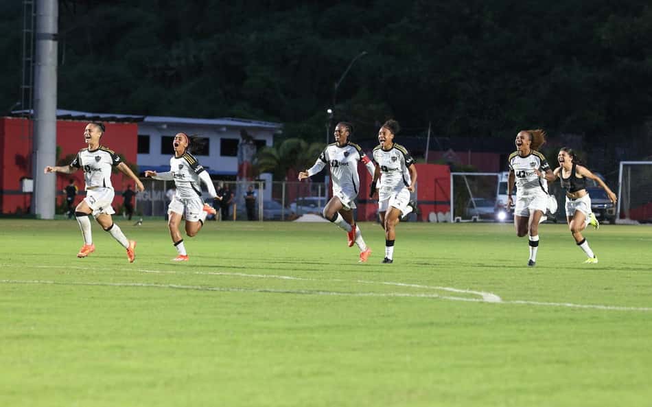 Jogadoras do Atlético comemoram no Barradão. (Foto: Daniela Veiga / Atlético)