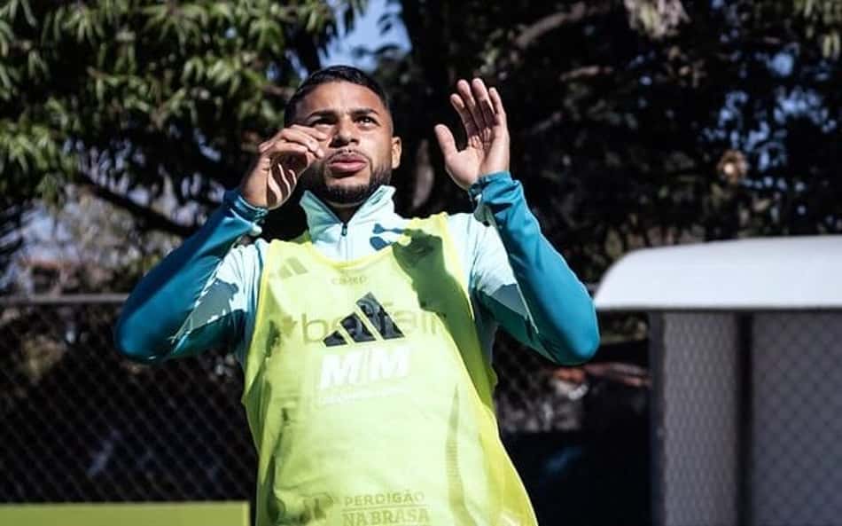Atacante do Cruzeiro treina e garante presença contra o Grêmio