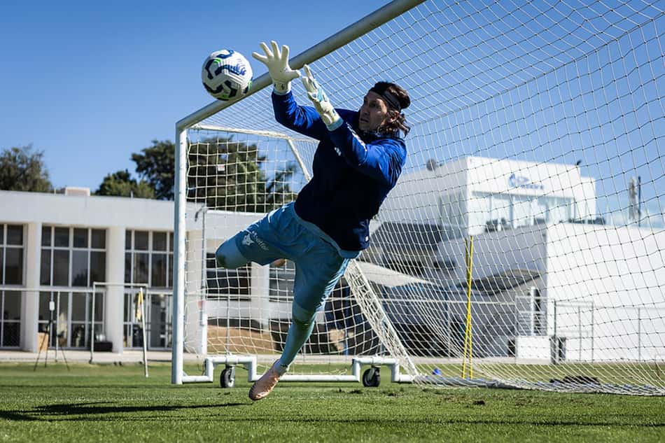 Goleiro Cássio, do Cruzeiro, em treino na Toca da Raposa (Foto: Gustavo Aleixo/Cruzeiro)