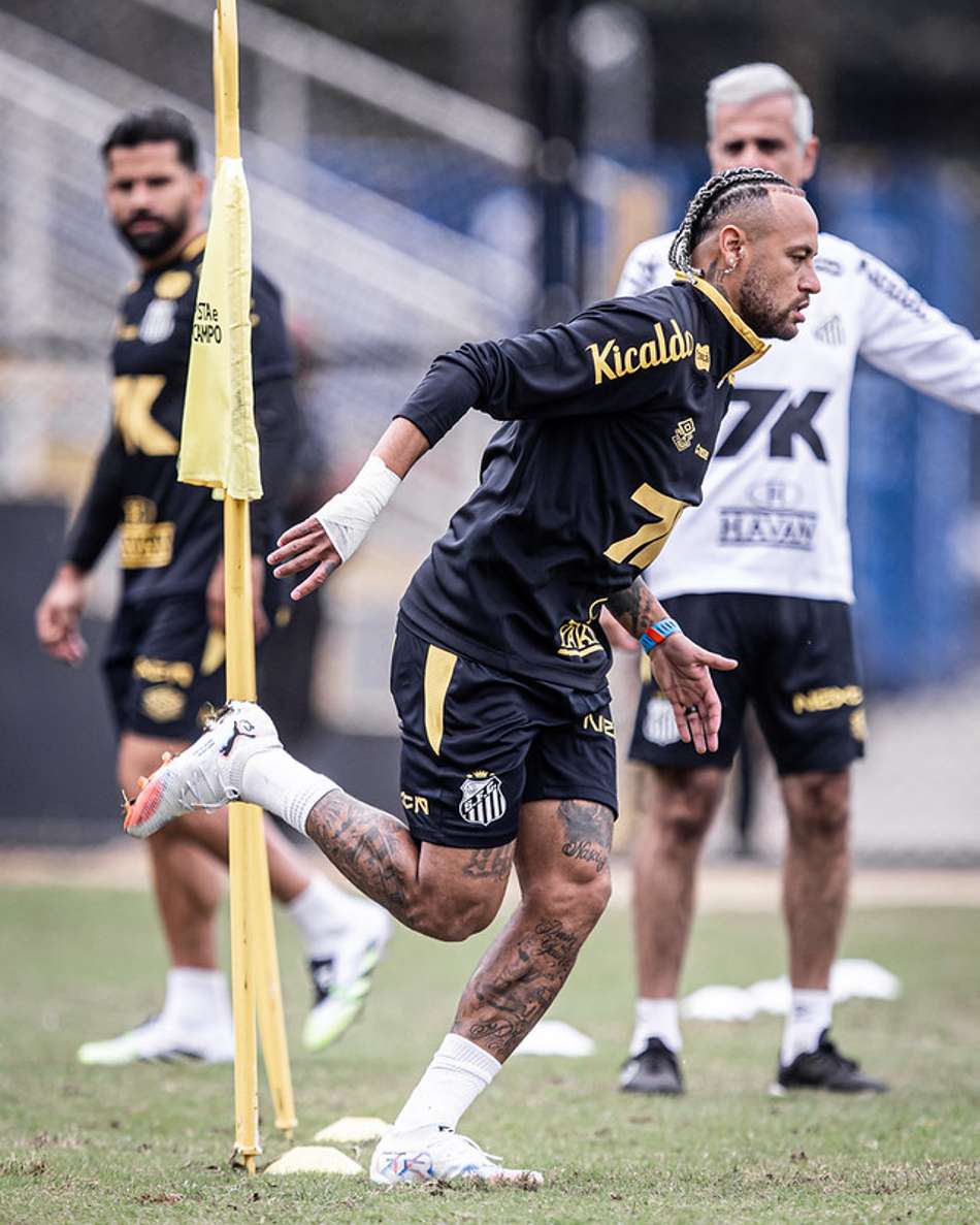Neymar treina com o elenco do Santos em preparação para o duelo diante da Desportiva Ferroviária, no Espírito Santo. (Foto: Raul Baretta/ Santos FC)