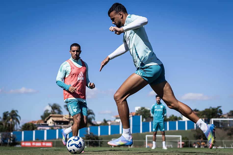 Zagueiro Fabrício Bruno, do Cruzeiro, em treino na Toca da Raposa (Foto: Gustavo Aleixo/Cruzeiro)