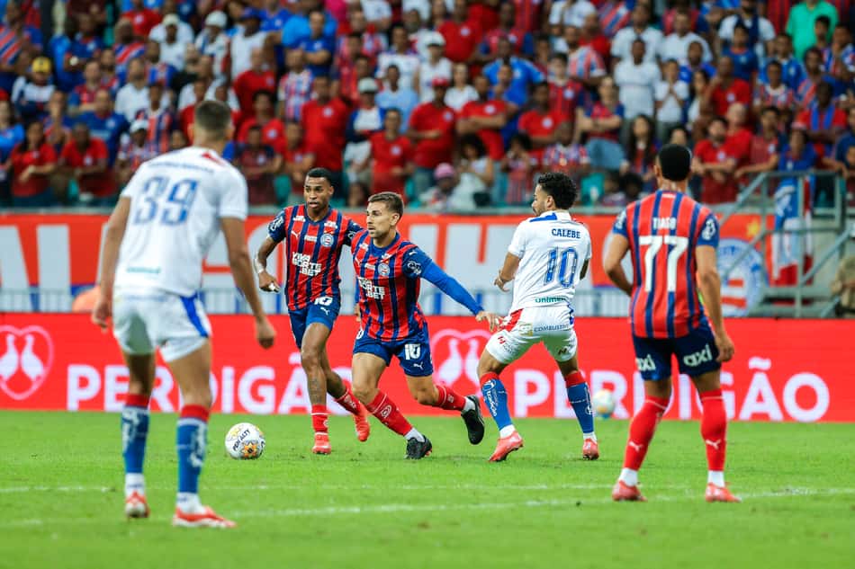 Acevedo disputa bola em Bahia x Fortaleza (Foto: Rafael Rodrigues / EC Bahia)