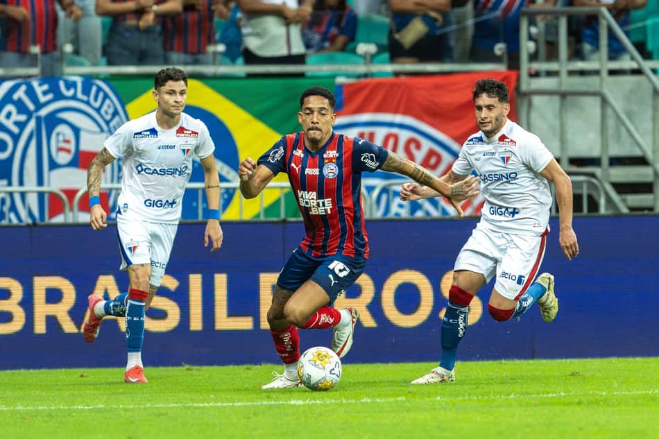 Gilberto encara marcação do Fortaleza em jogo da Copa do Nordeste (Foto: Letícias Martins / EC Bahia)