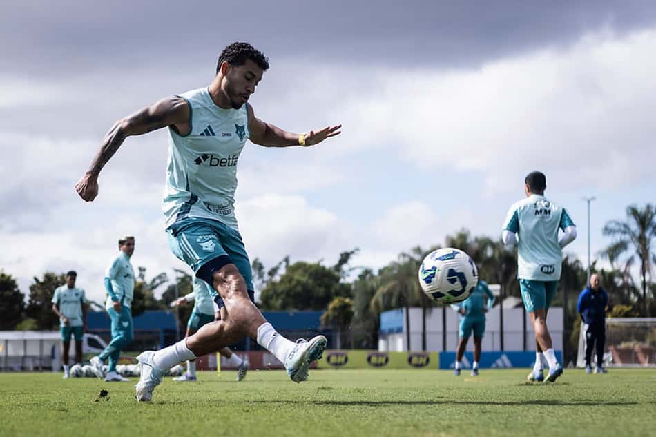 Lateral William, do Cruzeiro, em treino na Toca da Raposa (Foto: Gustavo Aleixo/Cruzeiro)